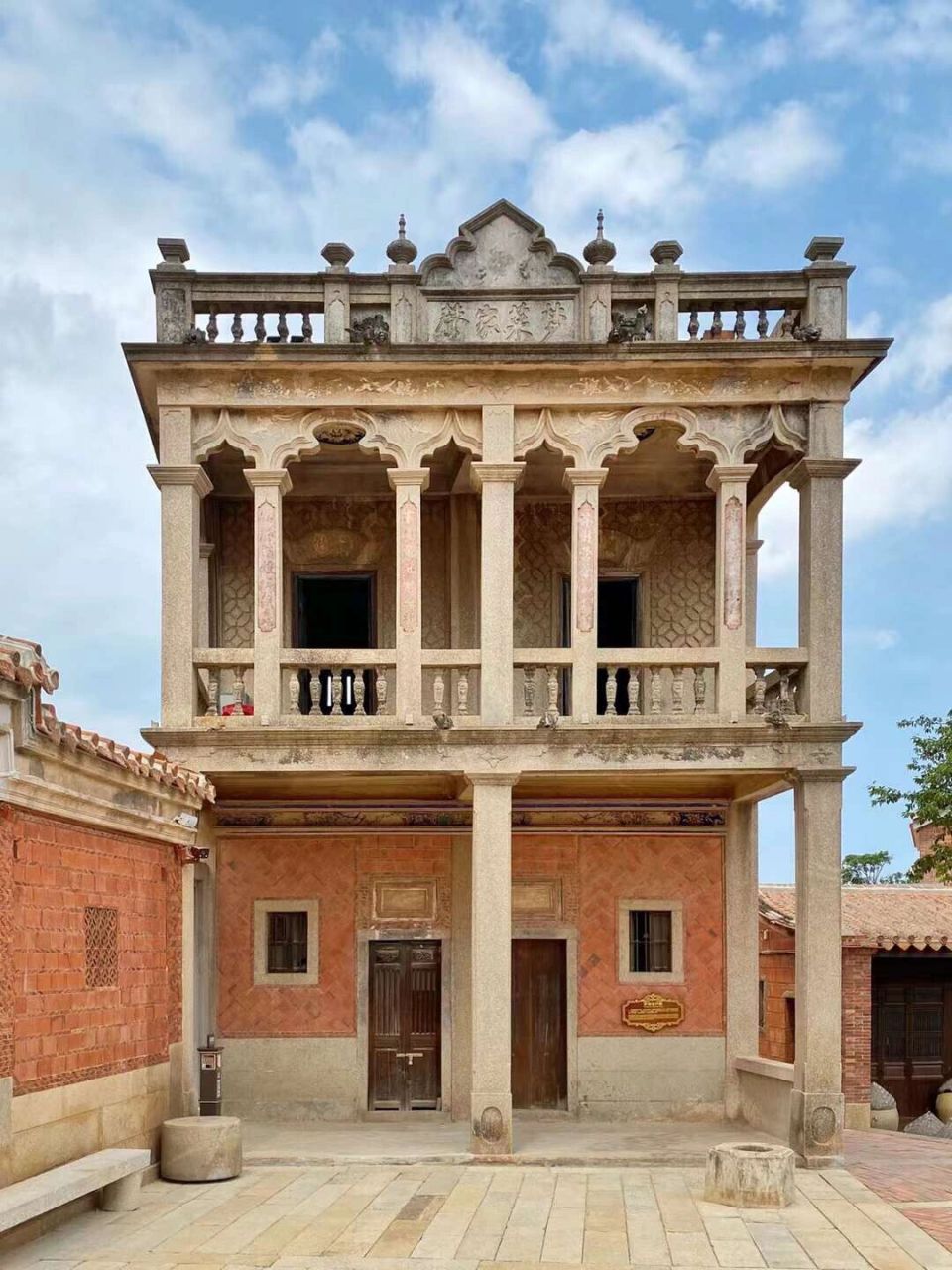 红砖厝就是用红砖盖的房子,也是闽南最有代表意义的传统建筑