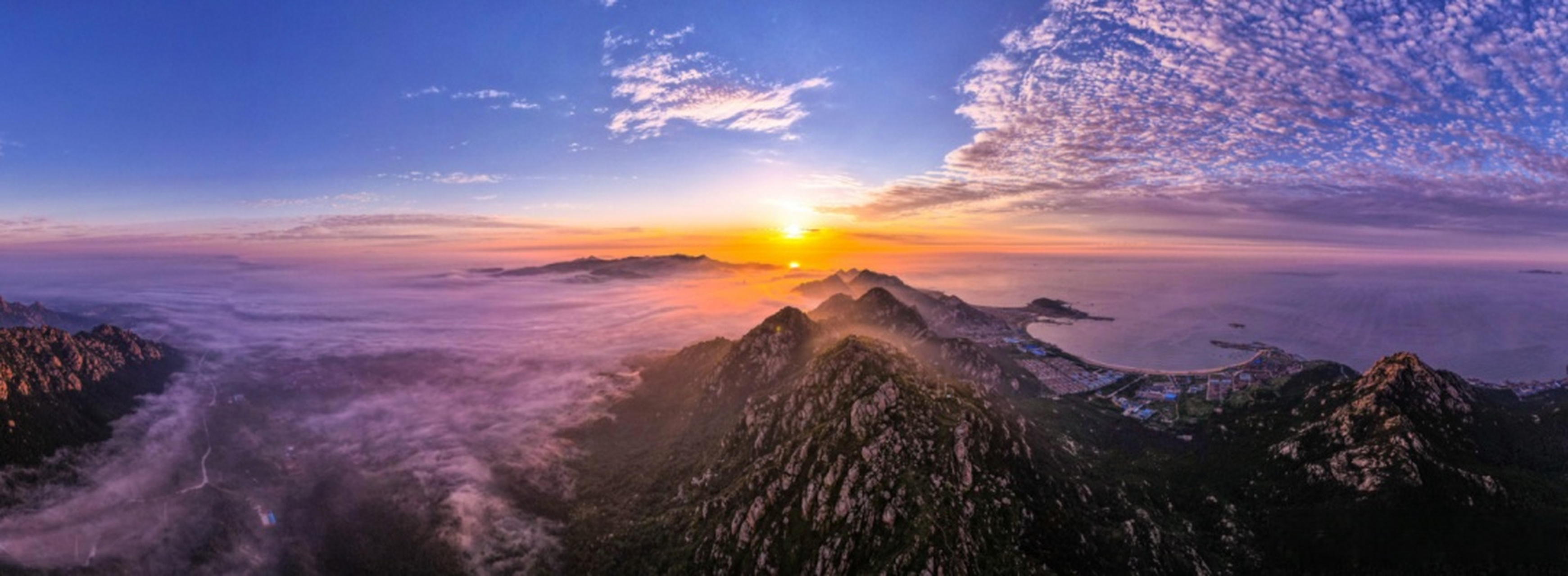 铁槎山九顶连绵, 危峰兀立,巍峨峻拔, 山海相映,雄伟壮观.