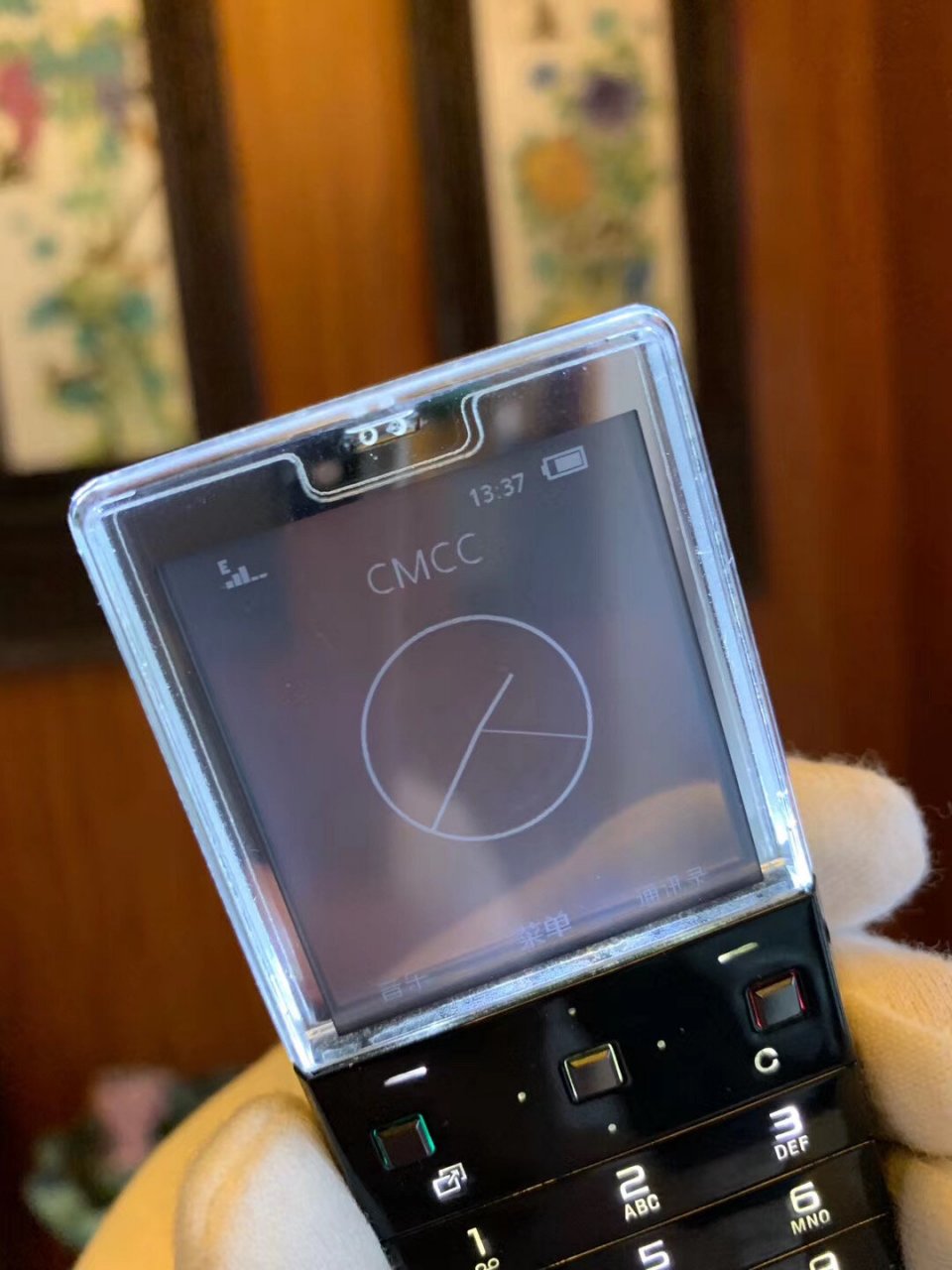 索爱 sony ericsson x5-首款透明屏幕手机 这是2009年的手机作品,乖巧