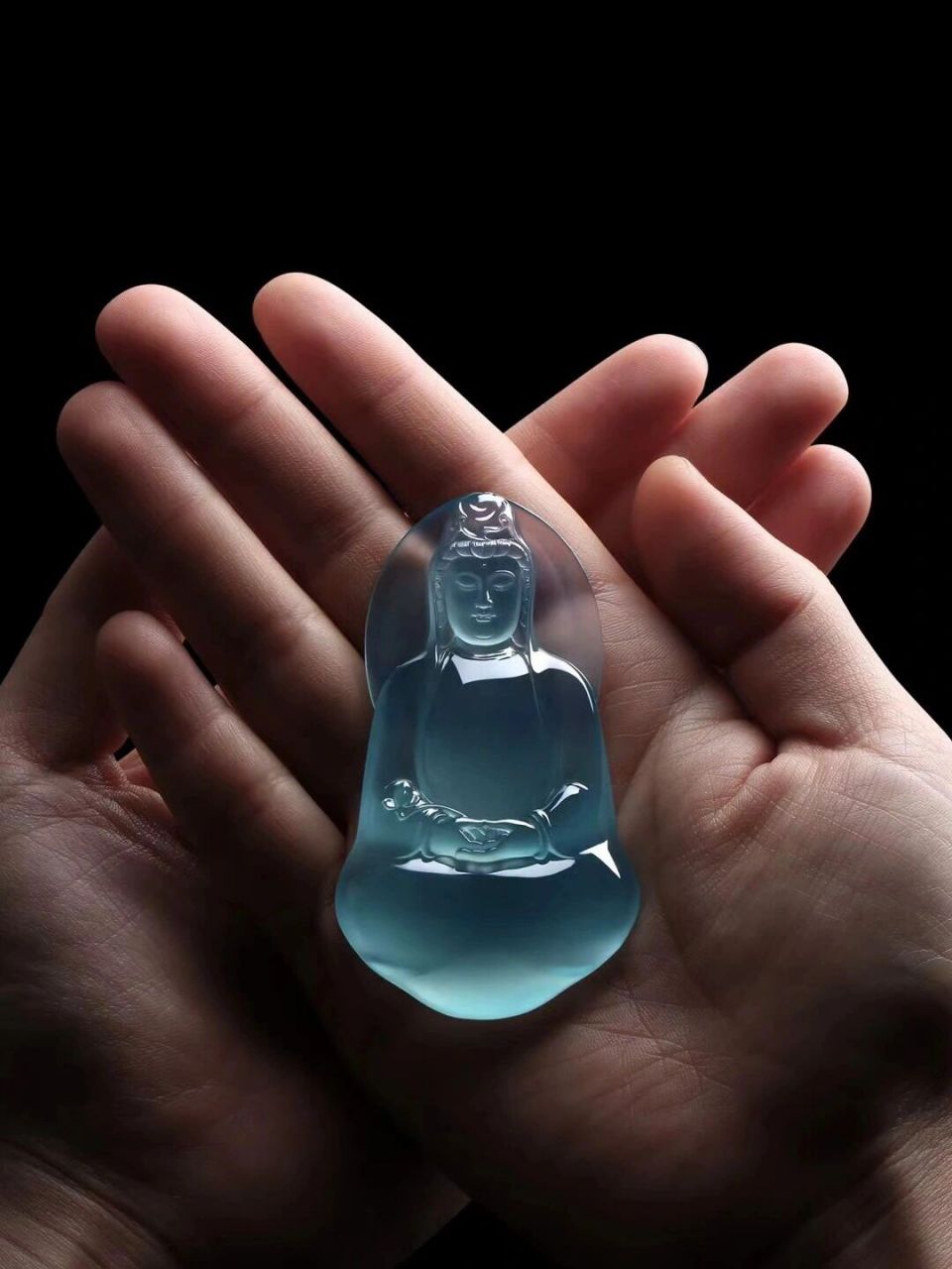 天空蓝翡翠吊坠 天空蓝观音出炉 美感十足的蓝底正型观音