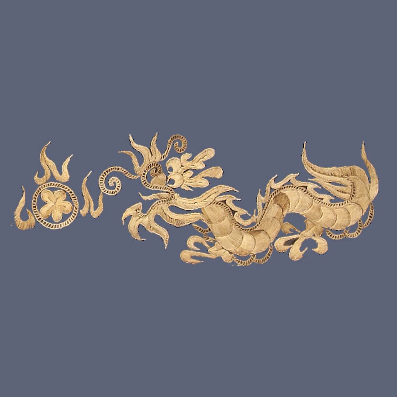 在刺绣前,侗族人会剪出需要的图案,然后剪纸图案贴到布块上再进行