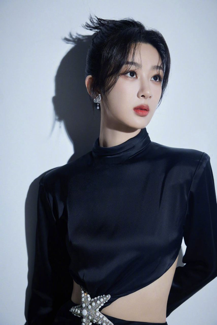杨紫这套撞衫了杨丞琳6月杂志,看看谁表现力好一些