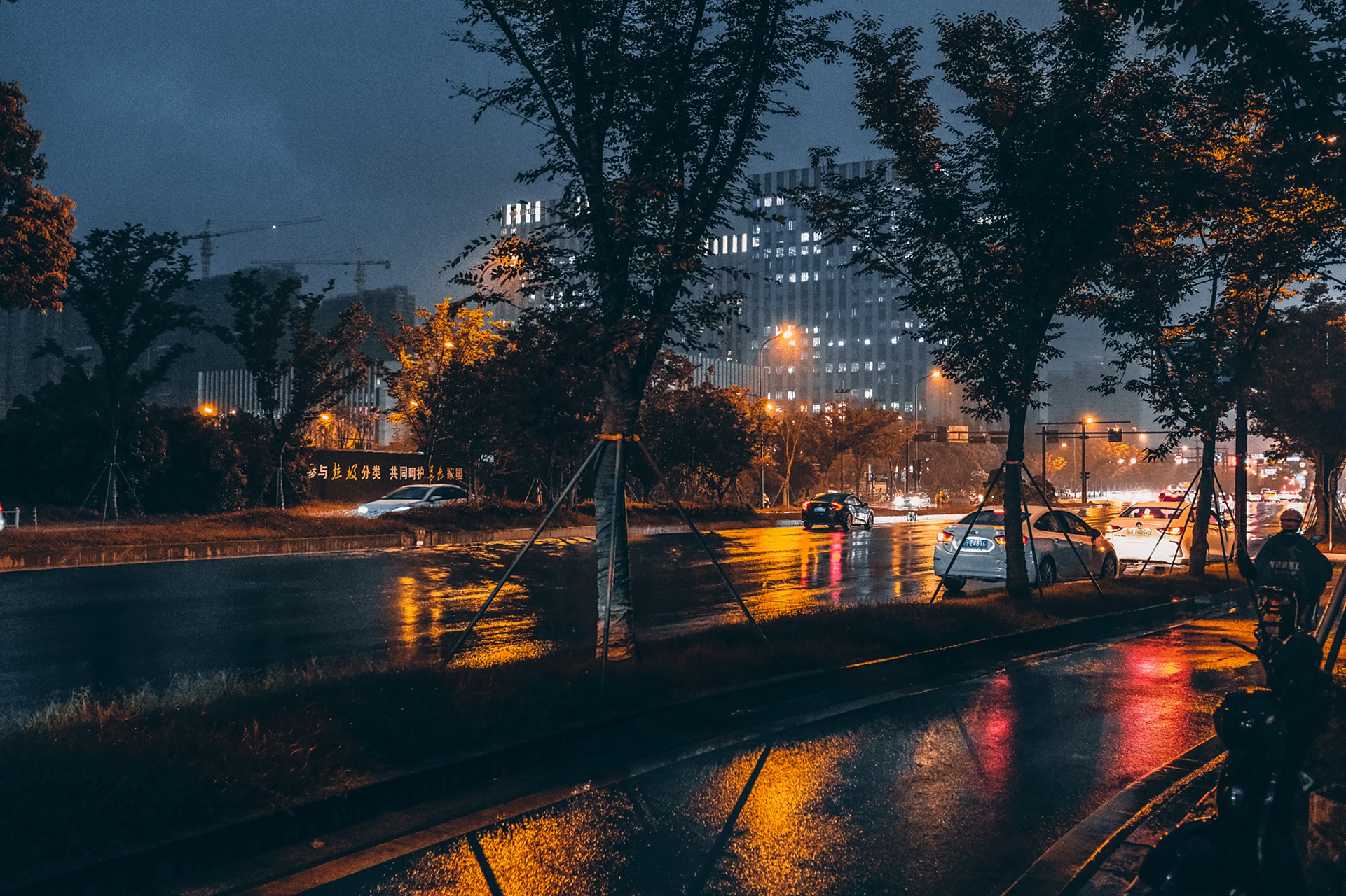 下雨天夜晚可以这样拍路灯 前天晚上下班下雨路边随手拍挺有感觉