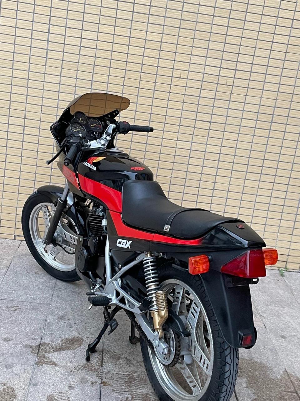 经典情怀老车收藏,来自1985年本田cbx250s,外观精神,发动机声音好