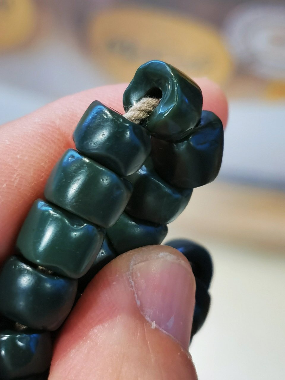 品相到顶的千年鸡肝玛瑙108 一条也是不多见的绿鸡肝玛瑙108长串,单颗