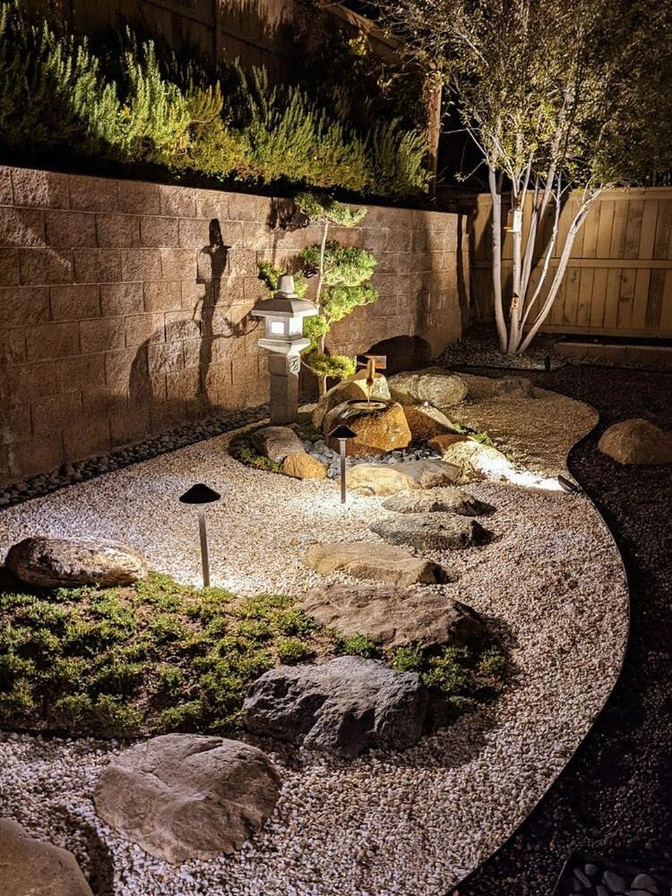 日式枯山水庭院夜景实拍图 中国园林讲究移步易景,利用借景,框景,漏景