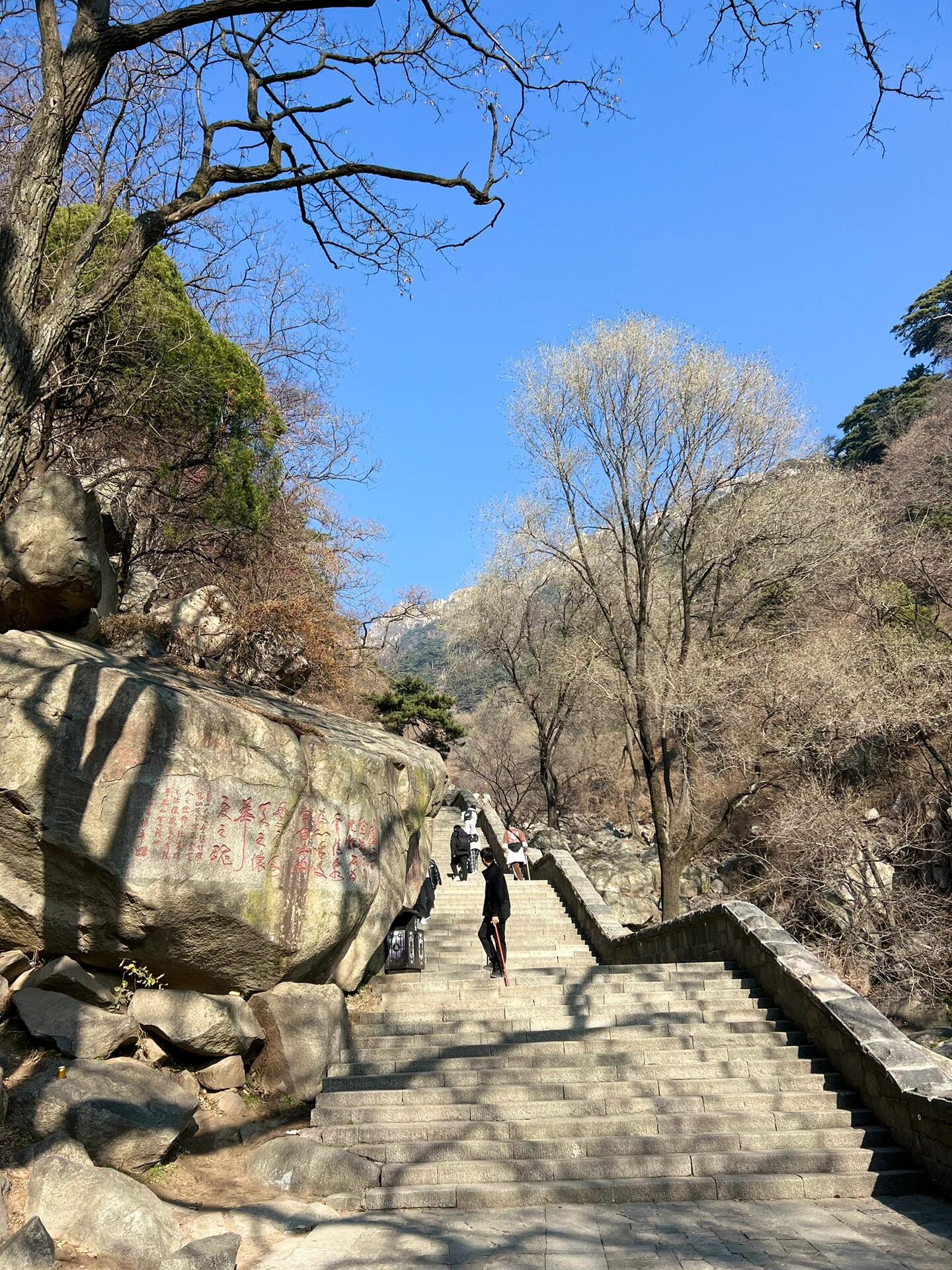 泰山十八盘 是泰山登山盘路中最险要的一段