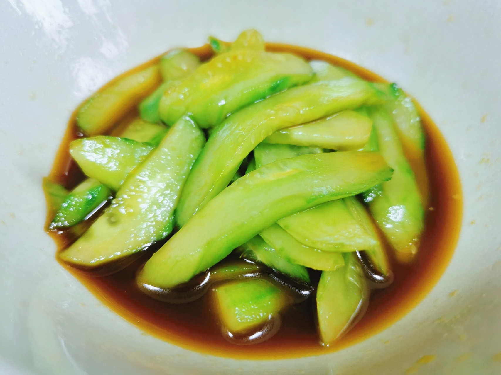 芥末酱油味的凉拌黄瓜 教大家一道不太一样的凉拌黄瓜 重点: 黄瓜片不