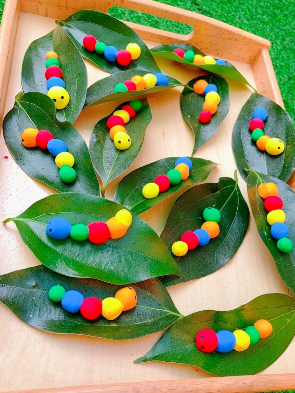 儿童创意手工《树叶上的毛毛虫》 超简单的托班宝宝小手工《树叶上的