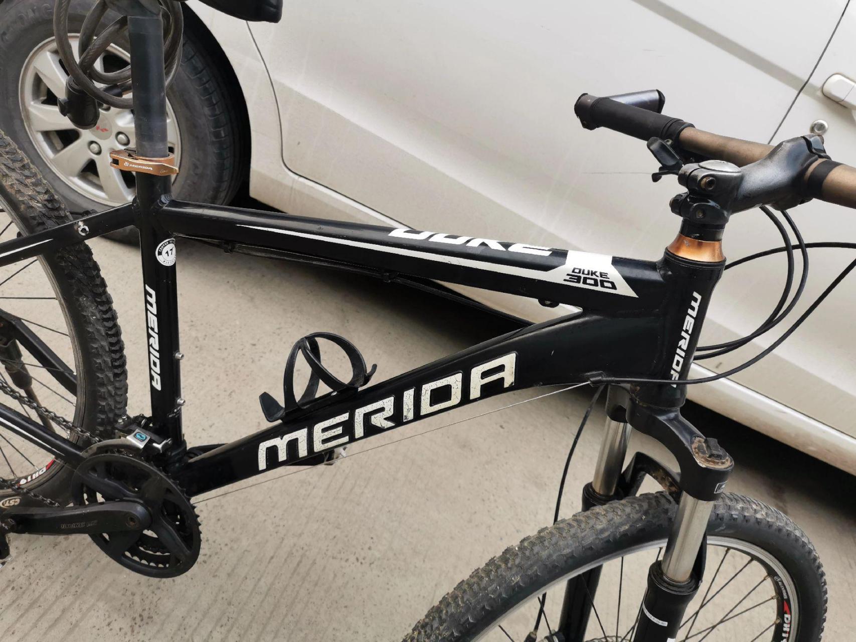 朋友的美利达公爵300转让.24速碟刹,铝合金17寸车架,26寸快拆轮组.