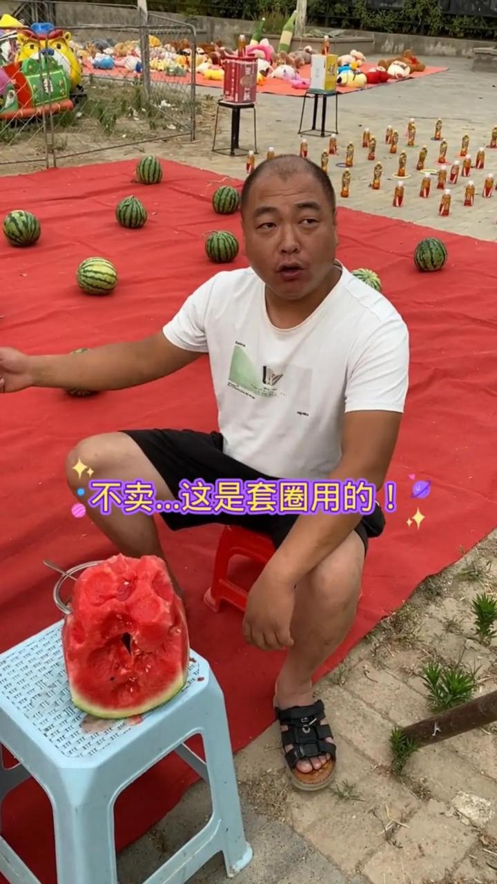 【这位老板太嚣张】  近日,网红左手圈王来到一位街边的套圈店套圈