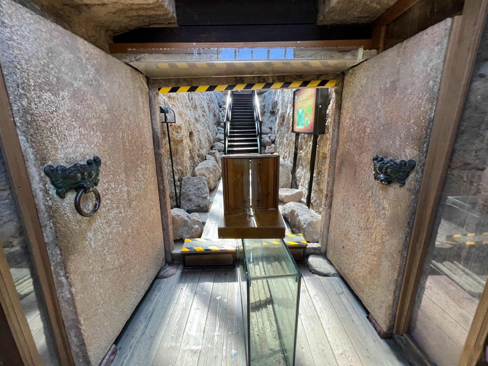 探古|古代地宫的九宫格  西汉南越王地宫(广东广州)/西汉中山靖王后