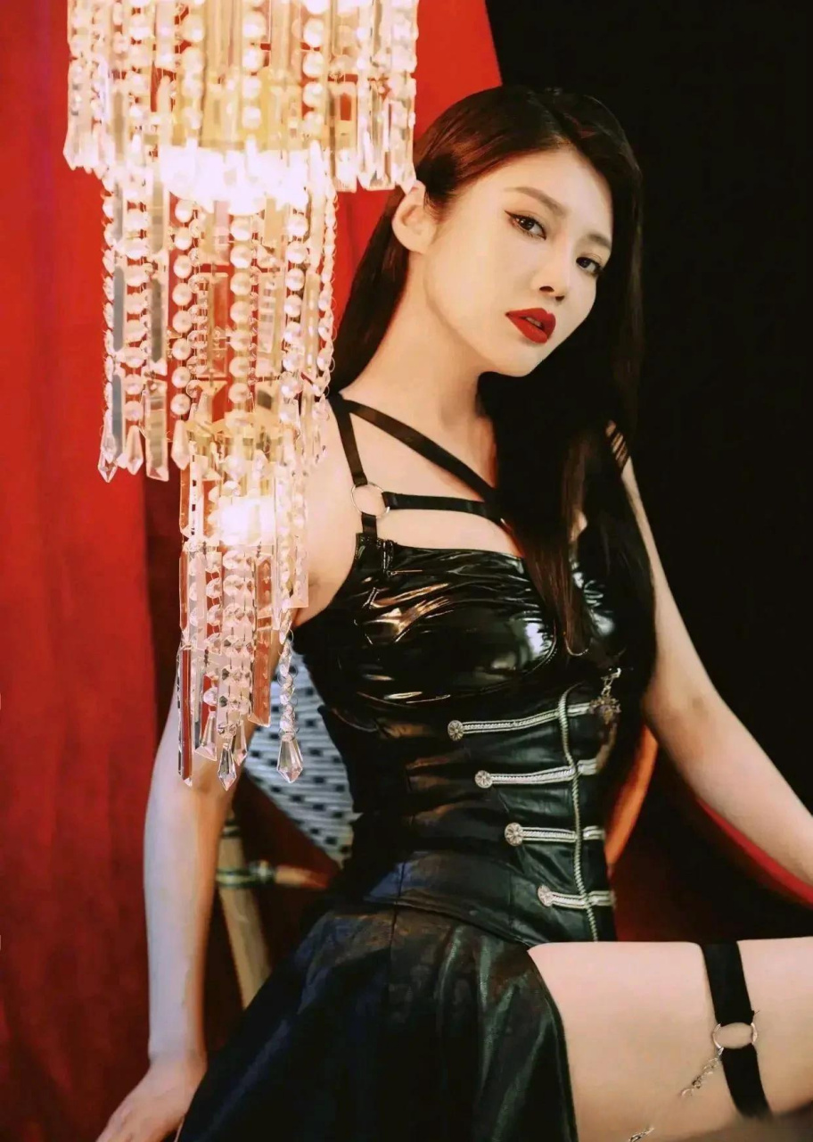 徐冬冬在《余罪》里饰演黑帮大嫂,妩媚动人,性感尤物,举手投足间散发
