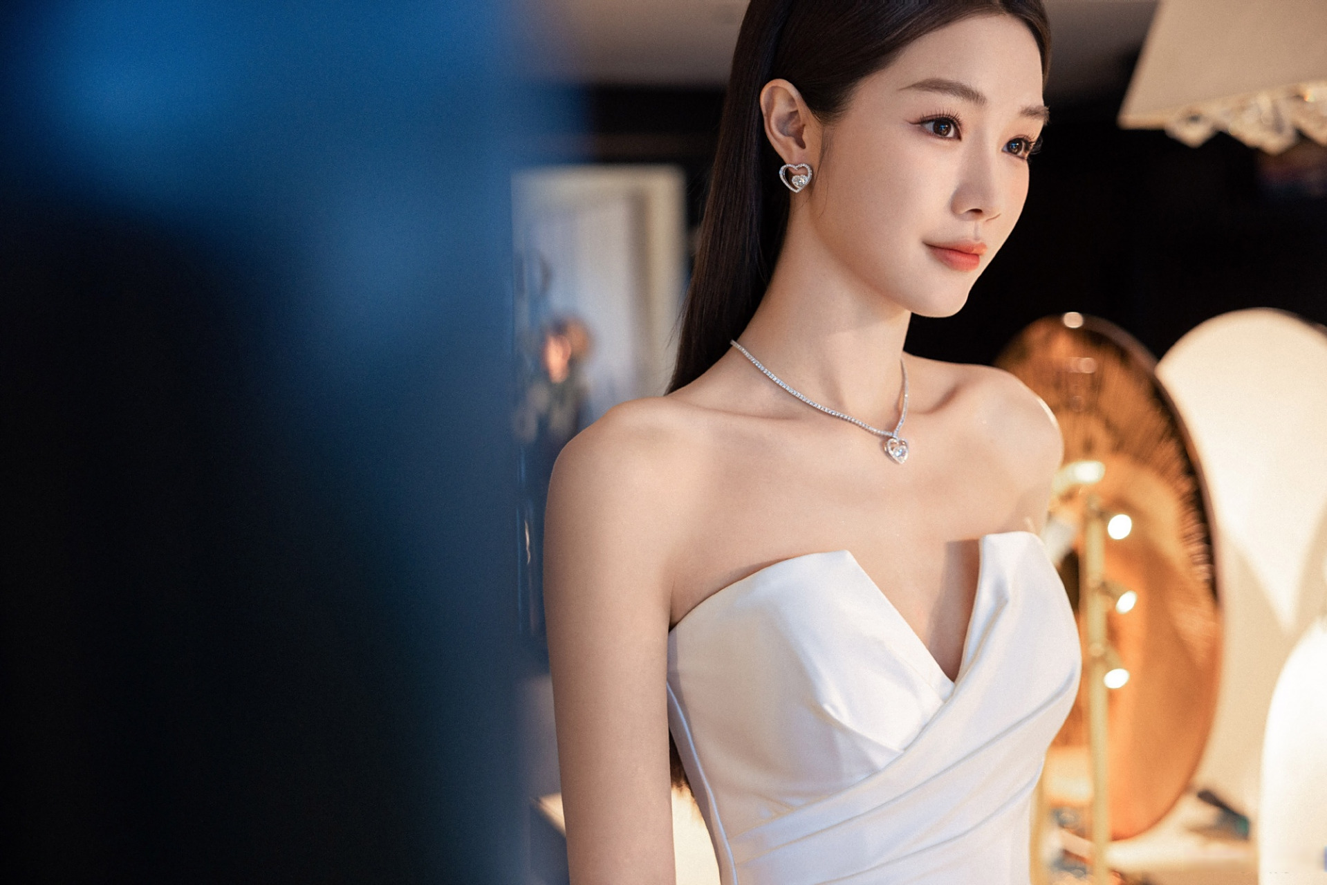 张楠白色抹胸裙,优雅大气热烈迷人