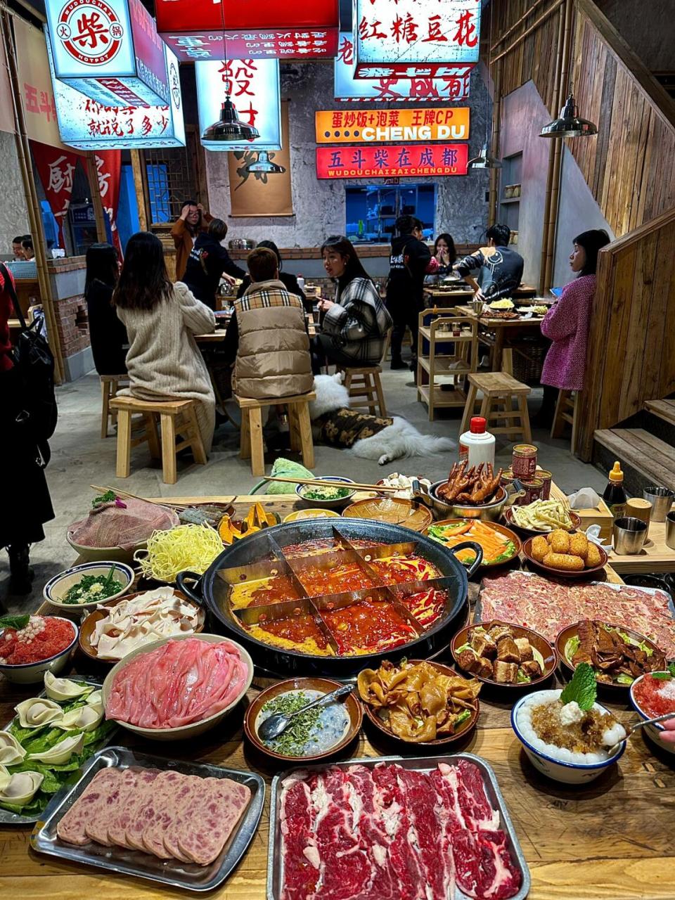 来成都第一顿当时是吃火锅呀了,这家开在小区附近的火锅,锅底是真的香