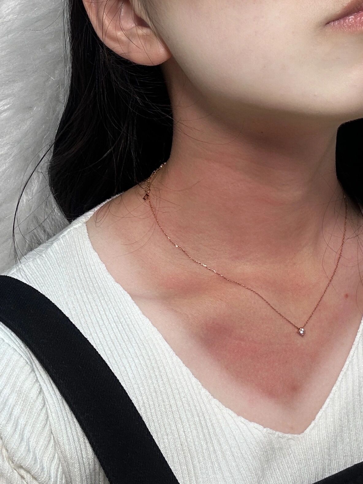 家人们谁懂啊,开开心心出去玩回来发现自己的脖子 变成了红色 原来是