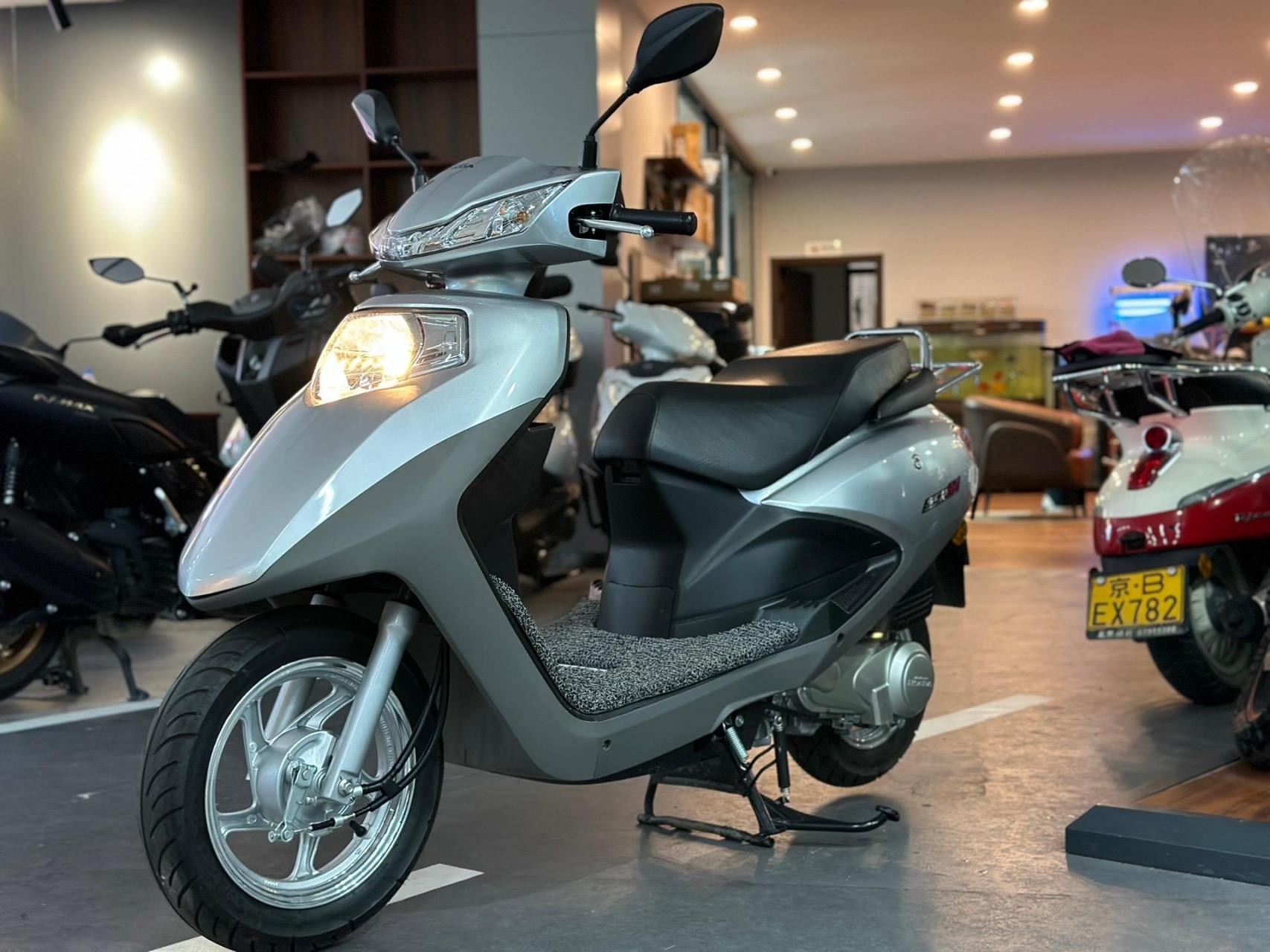 刚出炉的五羊本田-喜蕴100谁买落谁户包保险 新车6980!现在只要5980!