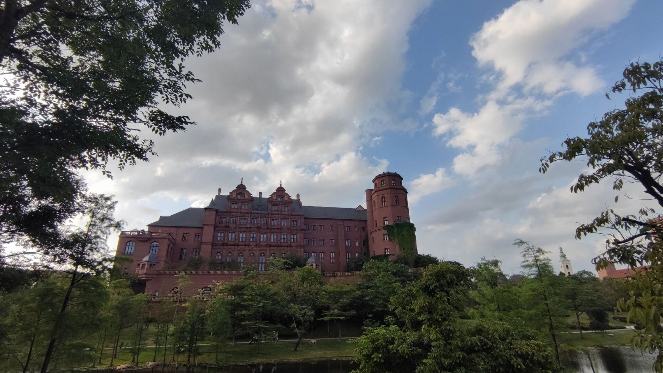 东莞丨华为欧洲小镇·松山湖·溪流背坡村 99on april 	 极具欧式