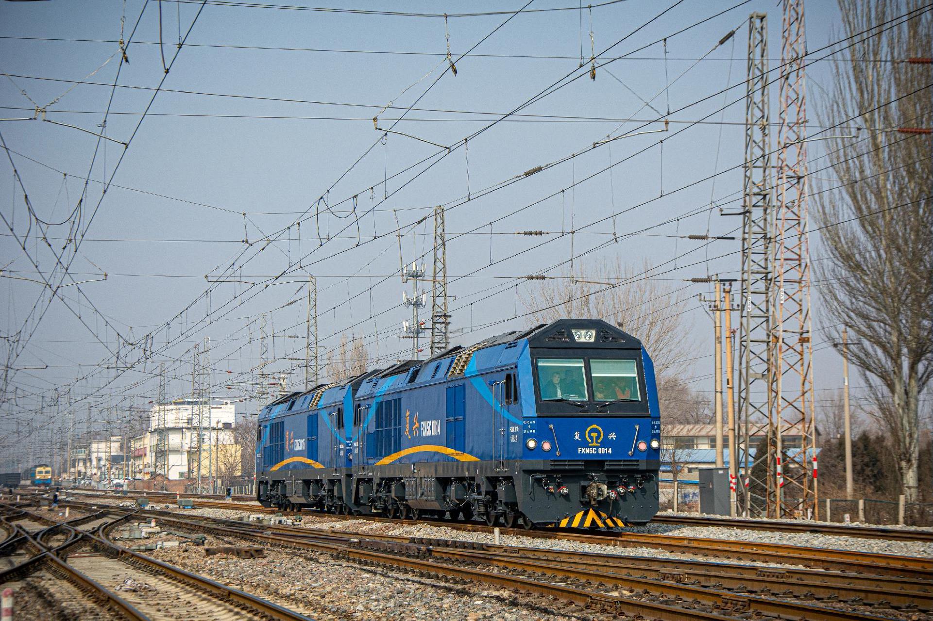 中车戚墅堰公司研制的新型交流传动货运内燃机车fxn5c在太原机务段