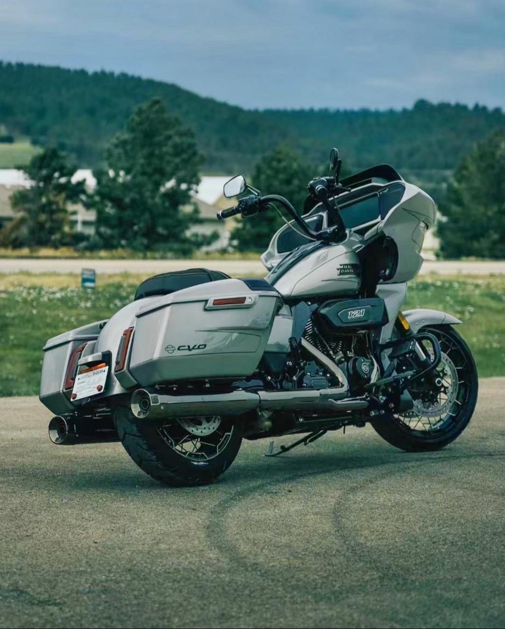 2023款121立方哈雷滑翔cvo.最新款哈雷双灯公路滑翔121cvo你觉得帅么
