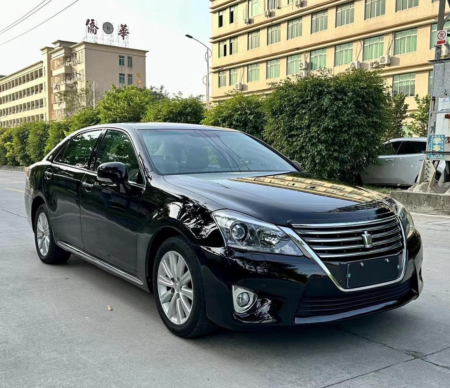 本地一手富人车   0过户  13年丰田皇冠十三代半 指导价33.