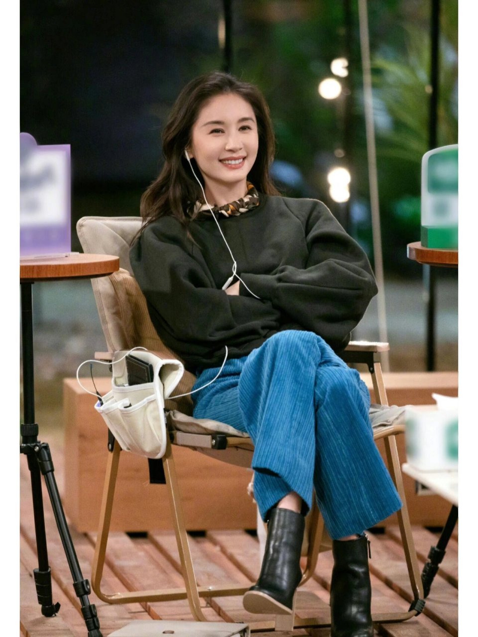 小个子穿搭丨卫衣配丝巾 我平时也喜欢卫衣配丝巾 不过我只会简单的