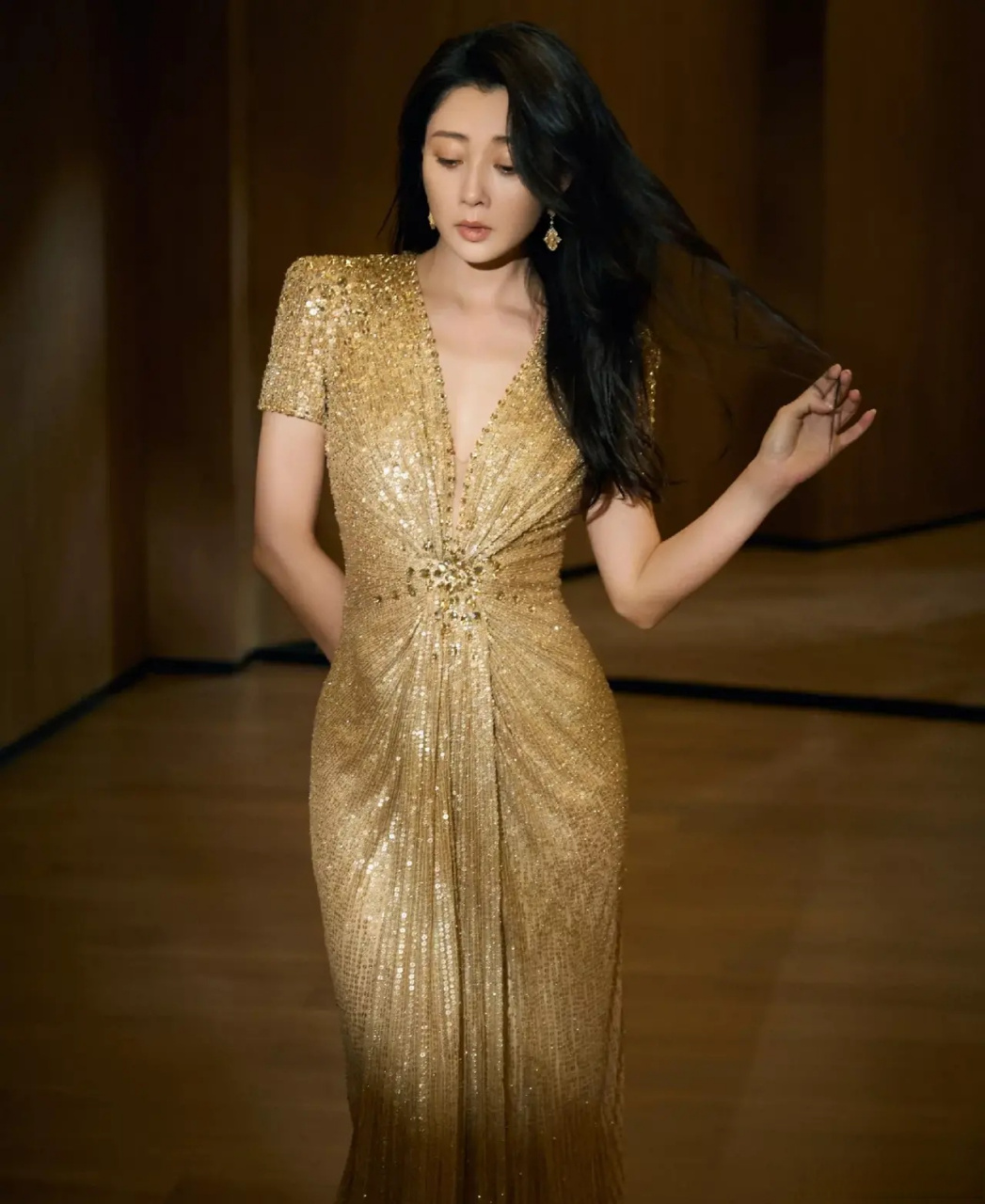 43岁的殷桃这状态也太好了,原来女明星不追求什么排骨胸筷子腿,也可以