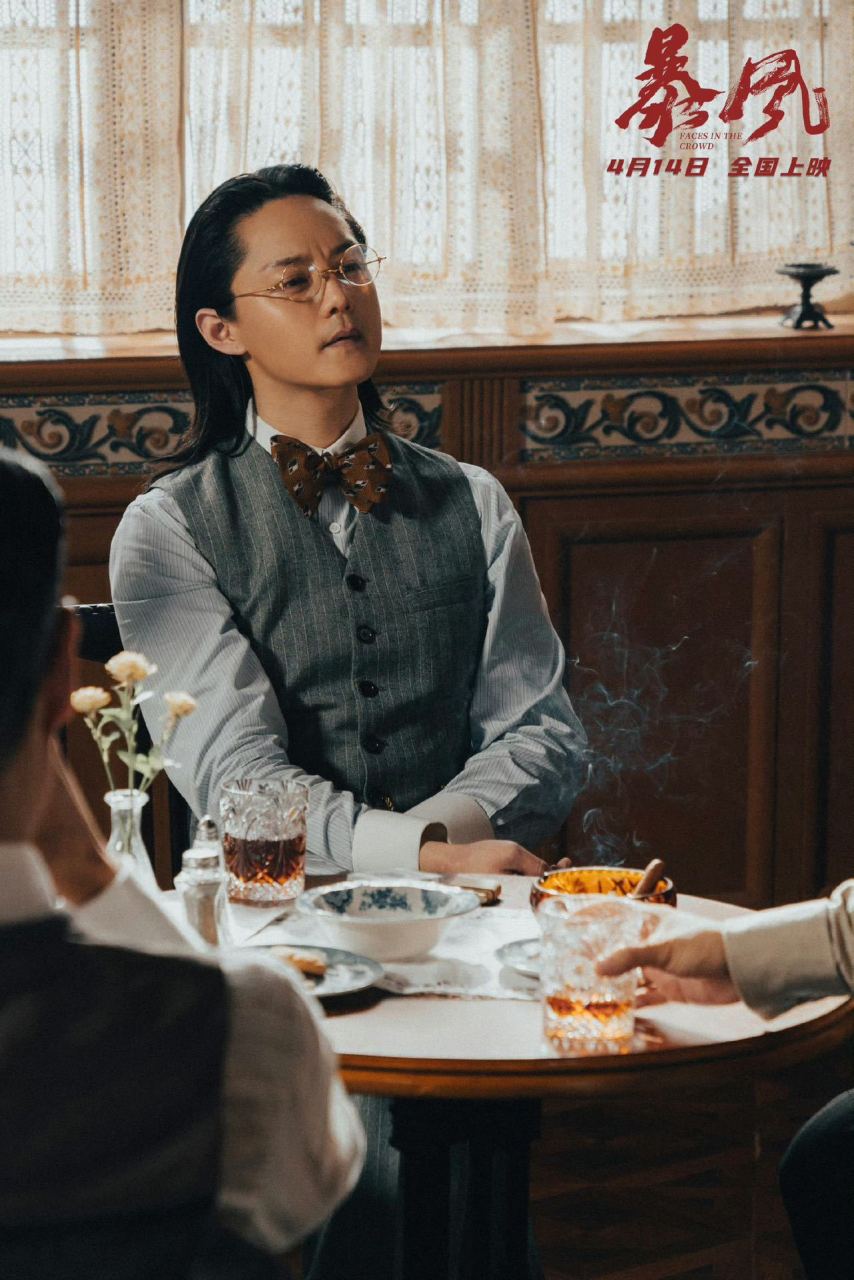 真的有被#电影暴风# 里由尹正出演讲粤语的十二少给帅到啊!