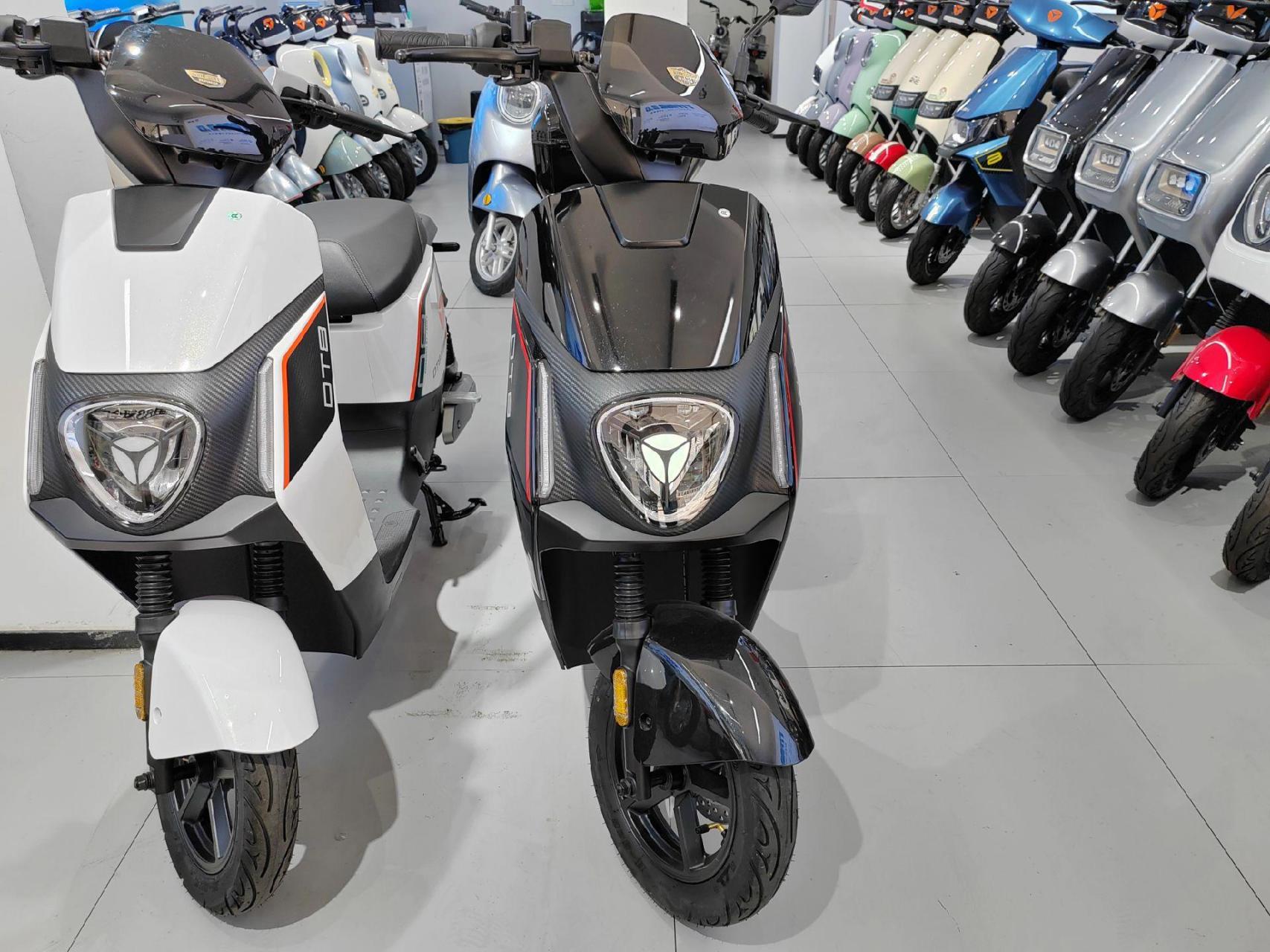 雅迪电动车冠能dt8