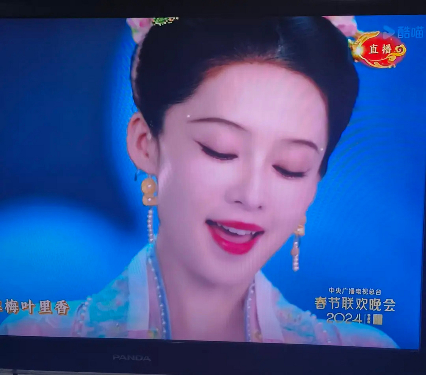 春晚的李沁确实好看,有点像陈红