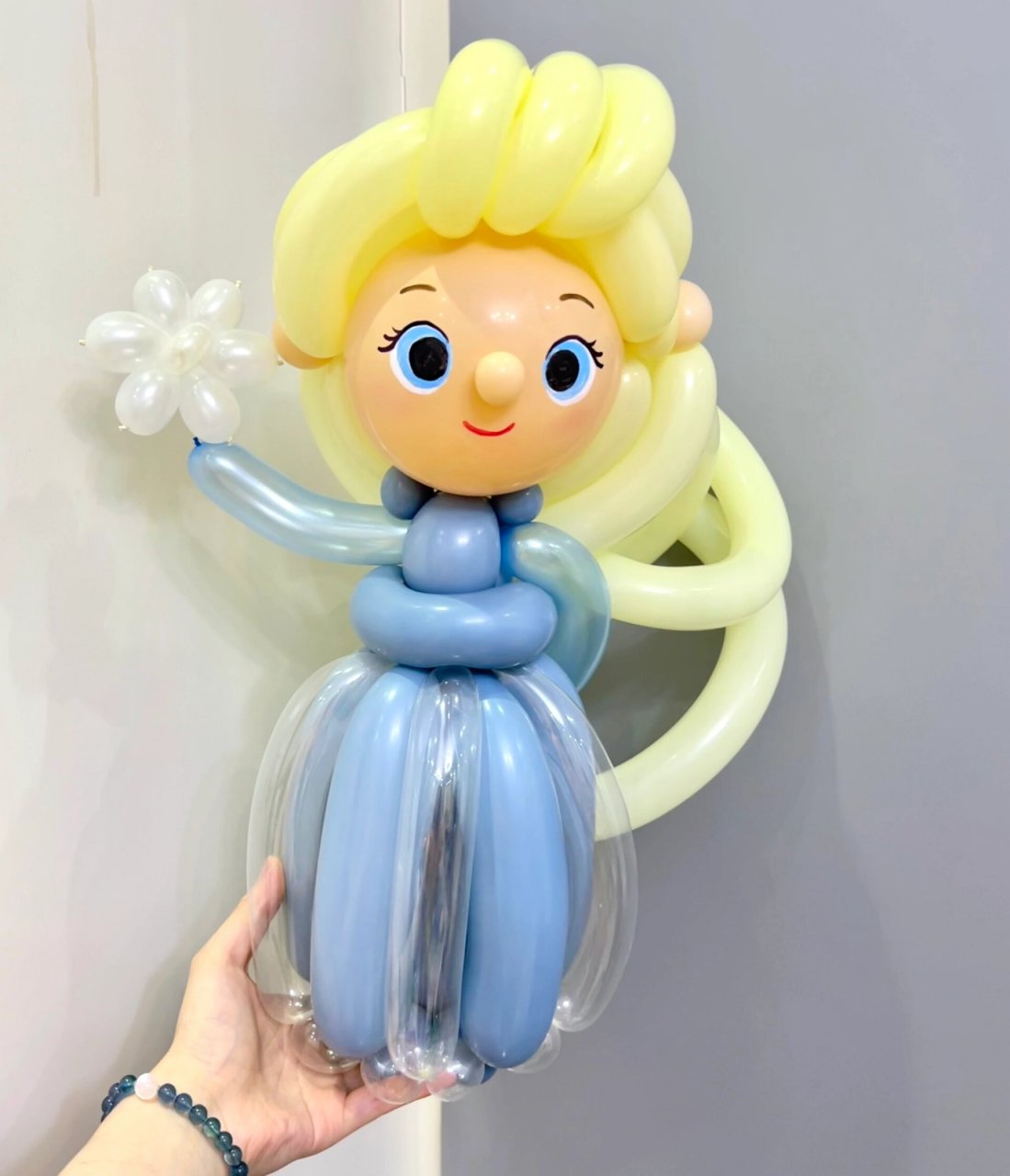 艾莎公主气球娃娃 好久没正经做过公主了 给艾莎穿了一条落日蓝的裙子