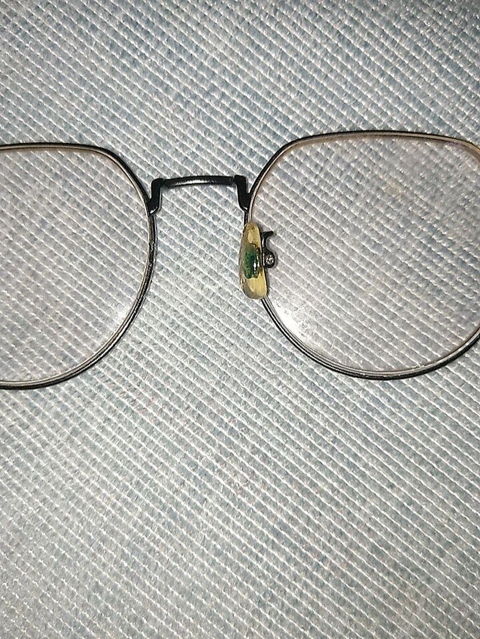 这种眼镜鼻托断了,有什么办法可以紧急补救吗,这个眼镜框我买成900多