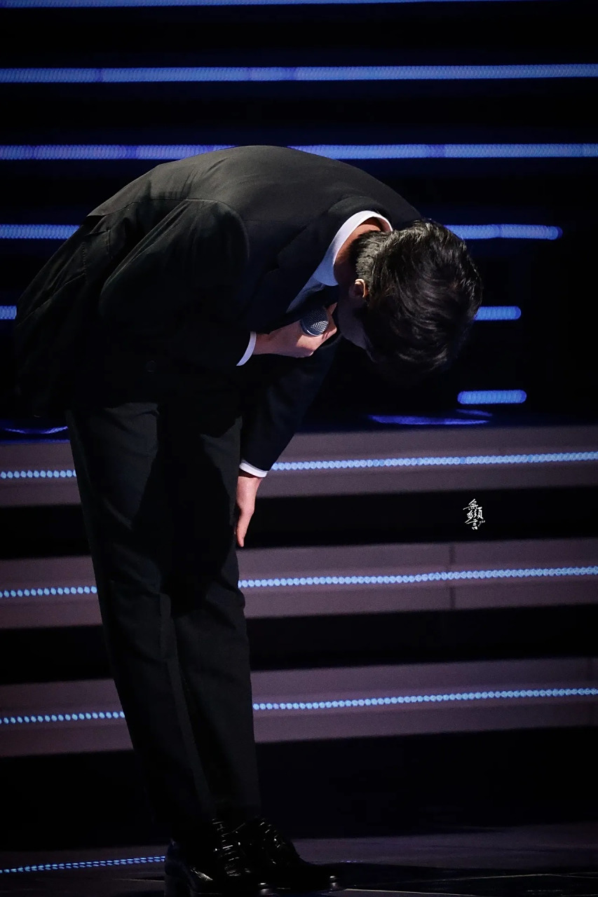 依然是我们熟悉的90度鞠躬!  王一博和观众的特殊浪漫!