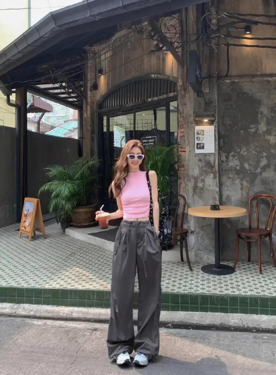 灰粉配真的是绝了,粉色的背心搭配上深灰色的工装裤,帅气洒脱,时髦