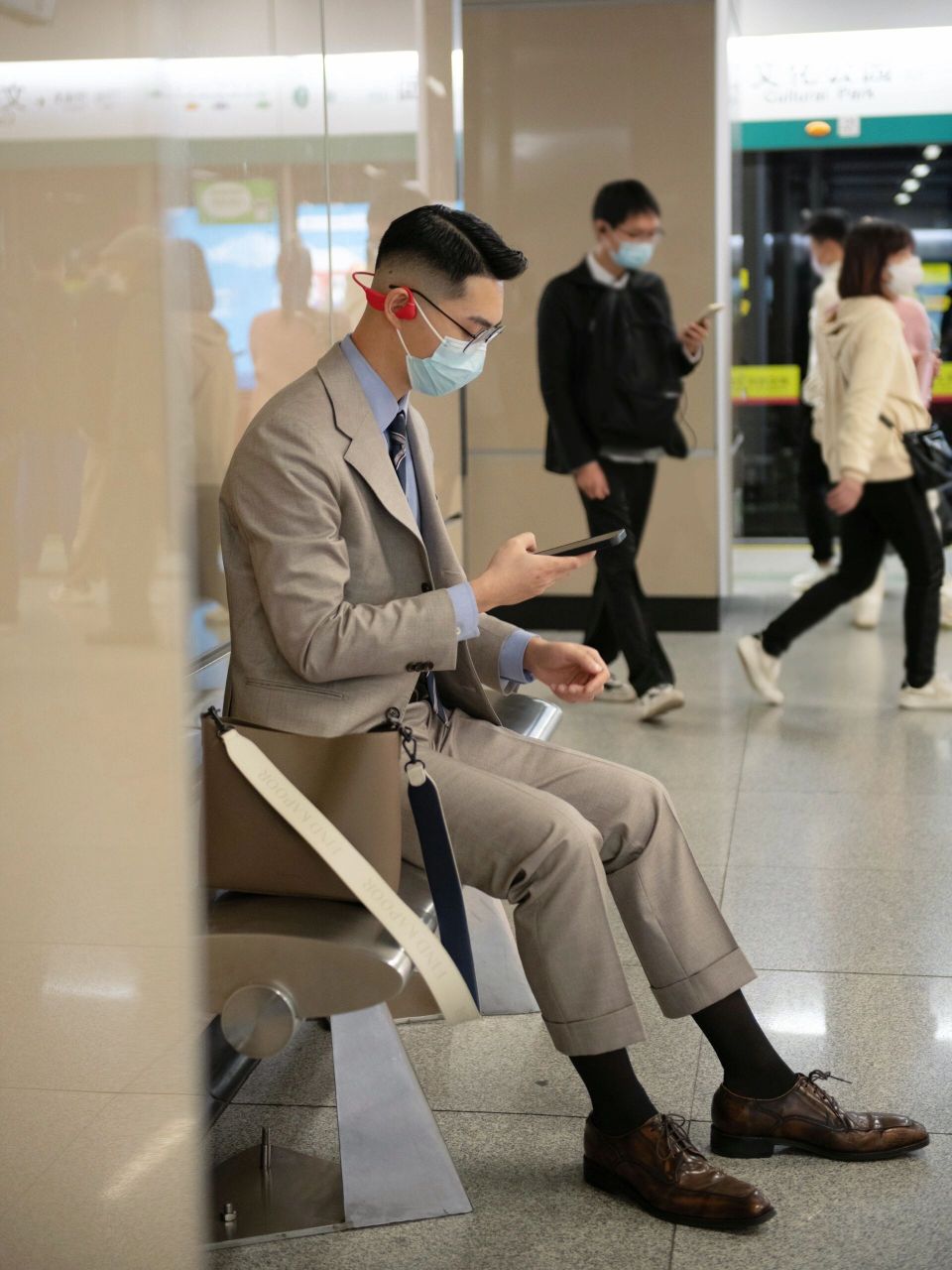 在地铁偶遇01大地色西装皮鞋黑袜男 7515在今天早晨的地铁上,我