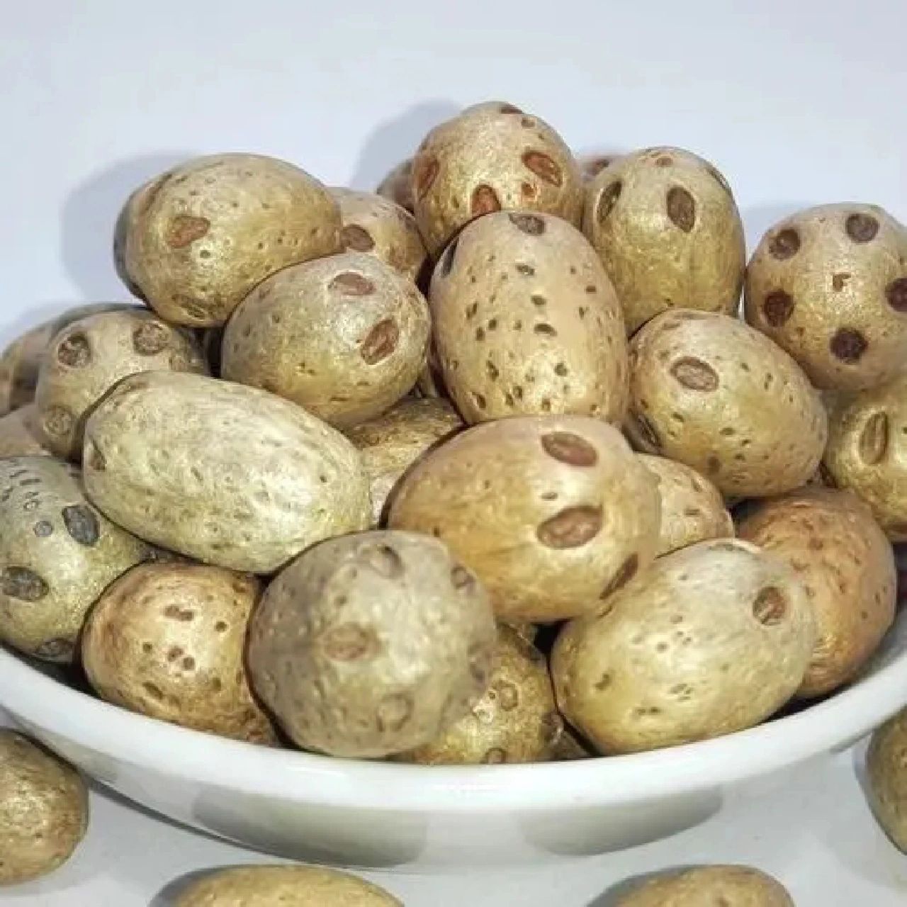 南酸枣 南酸枣叫枣不是枣,与无患子同属无患子目,是漆树科,南酸枣属