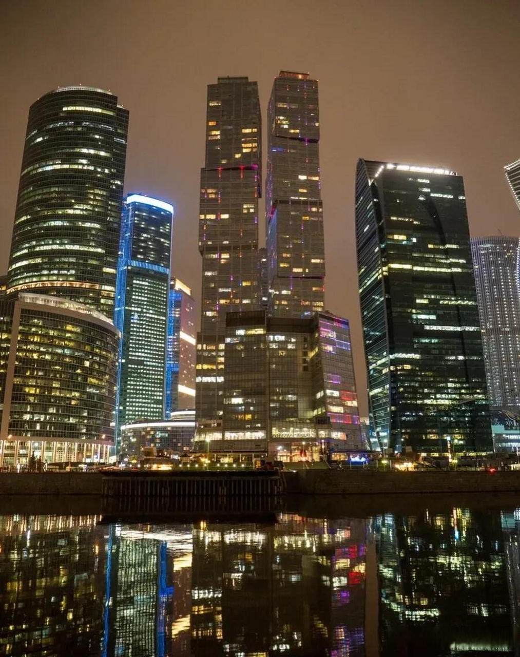 实拍俄罗斯莫斯科国际商业中心夜景 首都之城双塔灯火通明 当地时间