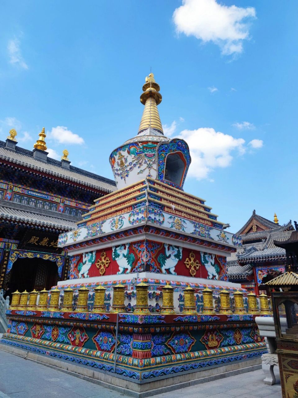 五台山第二天(4)广化寺 继续7915广化寺,好大,很美,好几位阿姨在