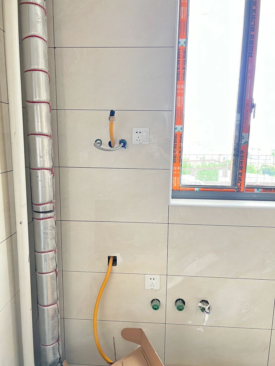 图二是我家,没有穿墙美观度差太多了,图一是邻居家,排水电的时候,把