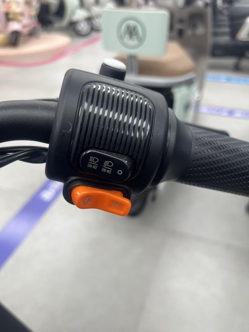 如何使用爱玛爱朵的功能键呢?性价比高的电动车推荐 高颜值电动车