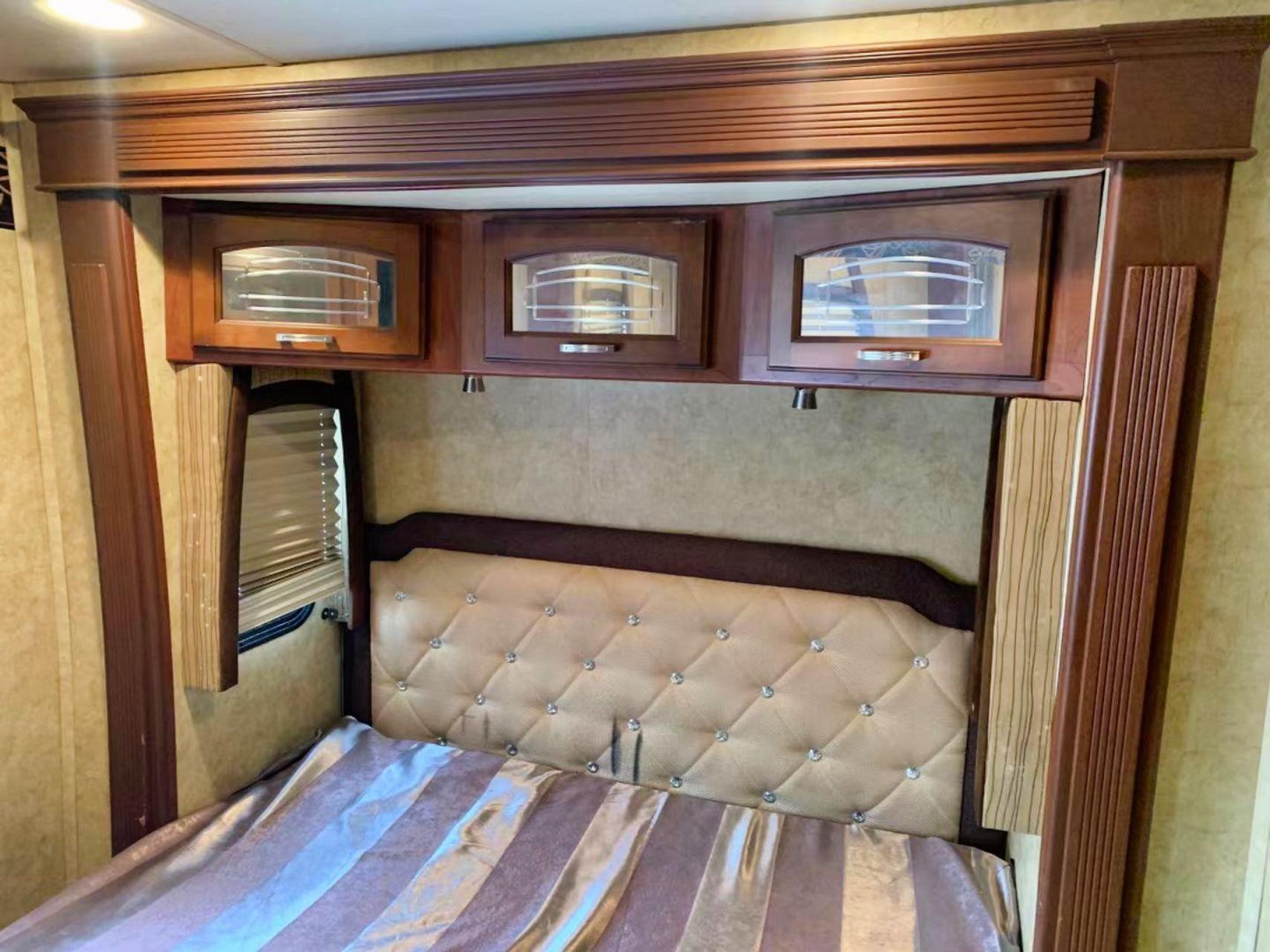 纯进口福特e450房车一台,福特v10发动机,车长9.6米,宽2.5米,高3.