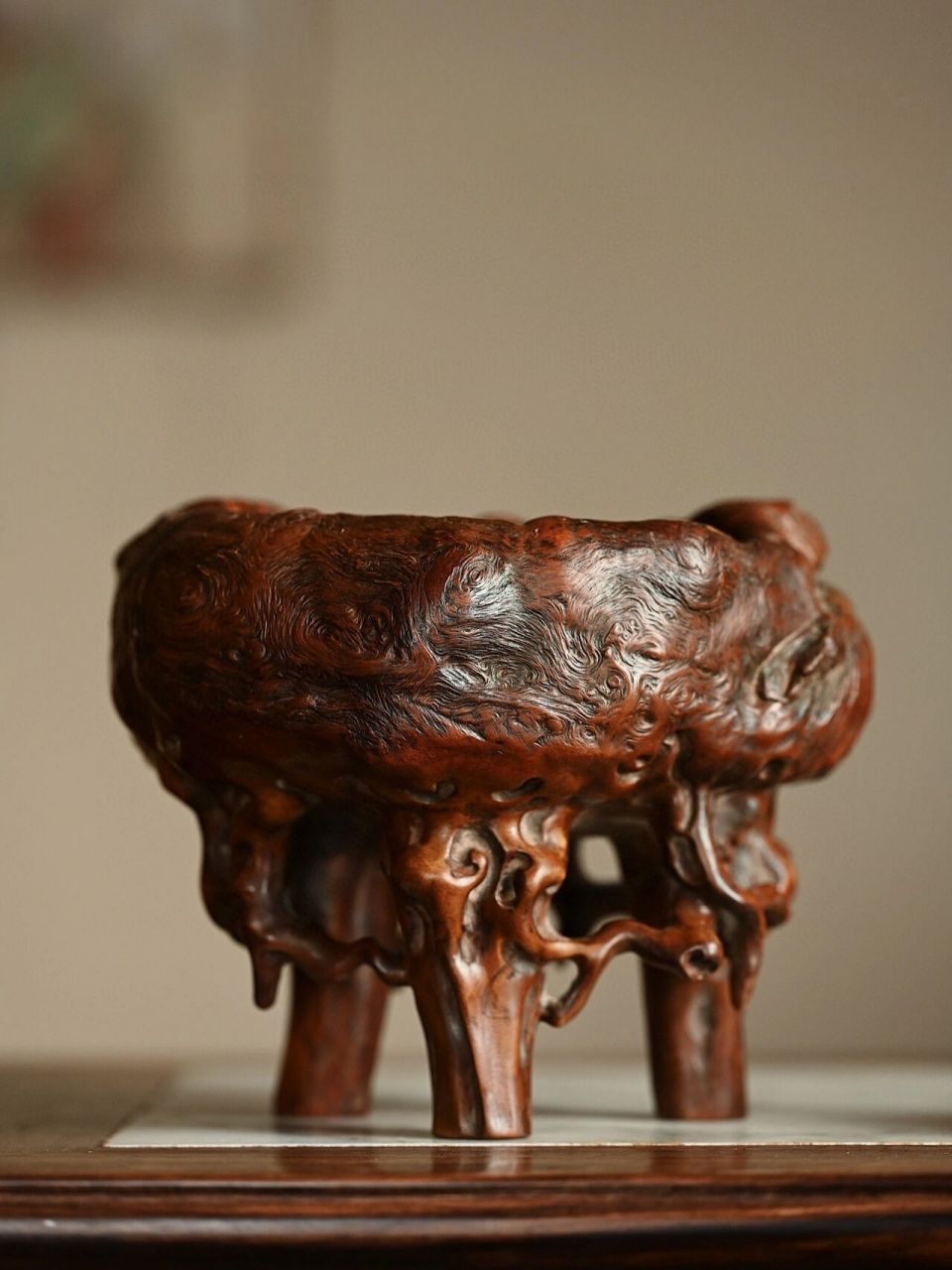 " 云烟成趣 " 荔枝木"三足香炉" 天然荔枝木为材,纹理虬结盘错,三足而