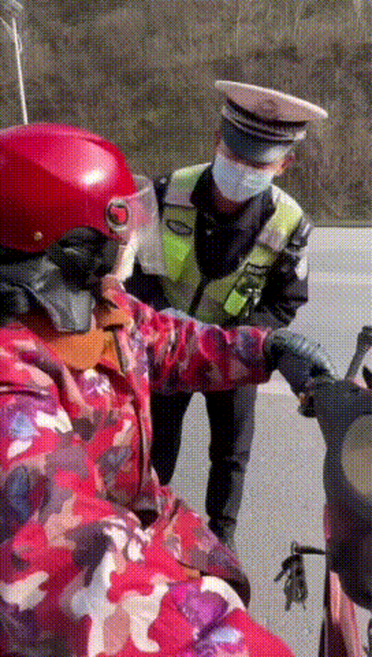 女子骑摩托车戴头盔看不清路求助交警,交警这波操作瞬间亮了!