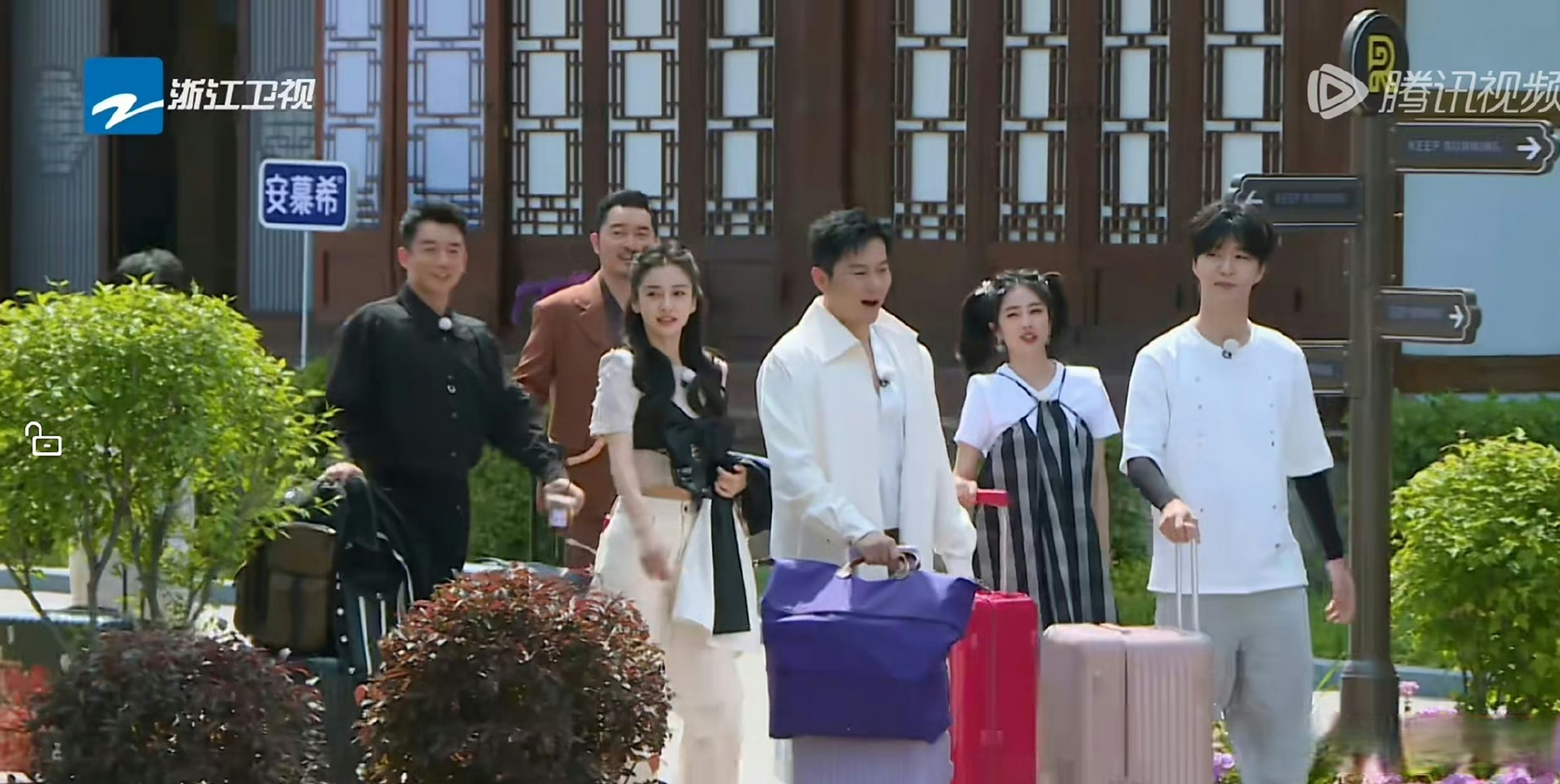 李晨帮angelababy拉行李箱,看得出来两人的关系真的很好了,平时都是