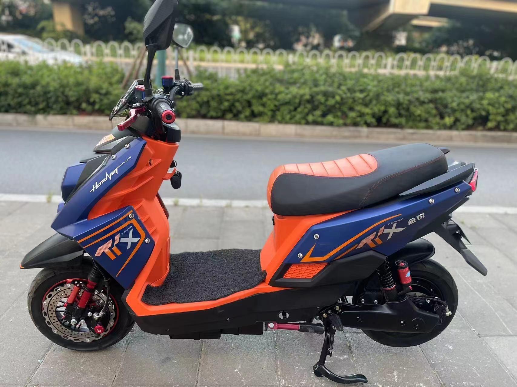 九九新蓝色ttx国标准新车来一台,72伏20安的大电池,新车买了一年不到