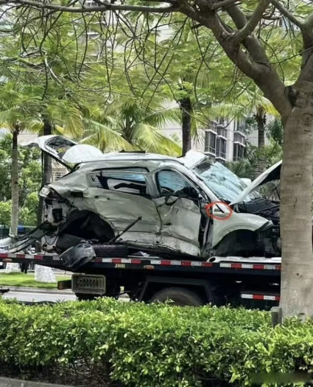 海口警方通报特斯拉撞飞小客车造成一死一伤