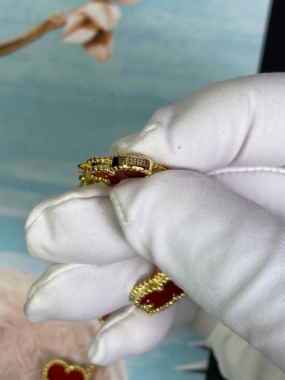 今天教大家辨别vca四叶草红玉髓手链真假7515 梵克雅宝四叶草红