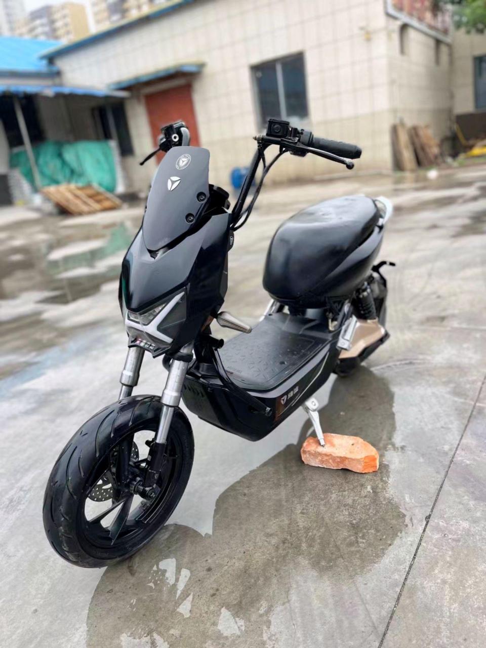 姿态雅迪极光4.