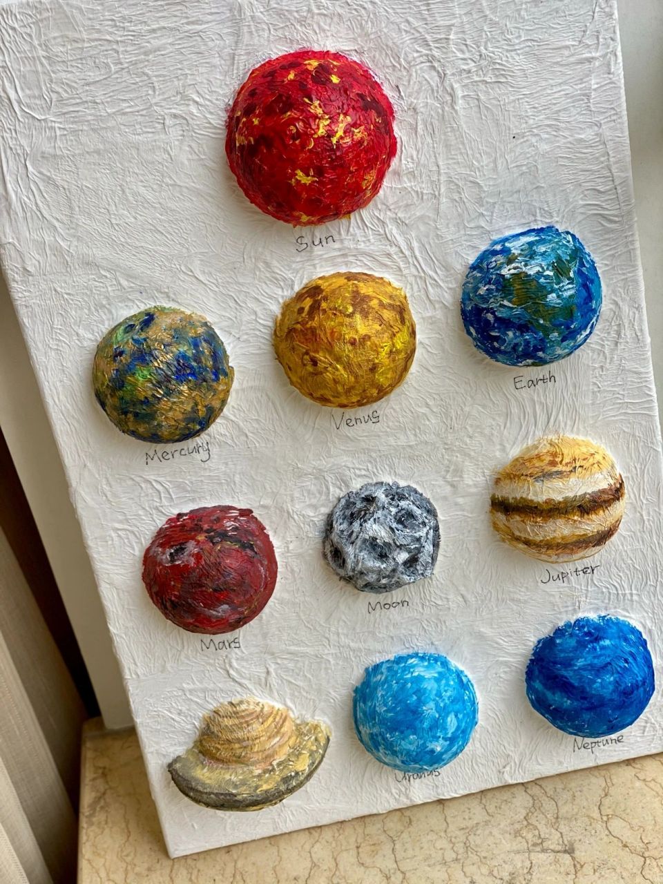 感谢 的教程,也给小朋友做了一张太阳系立体纸浆画