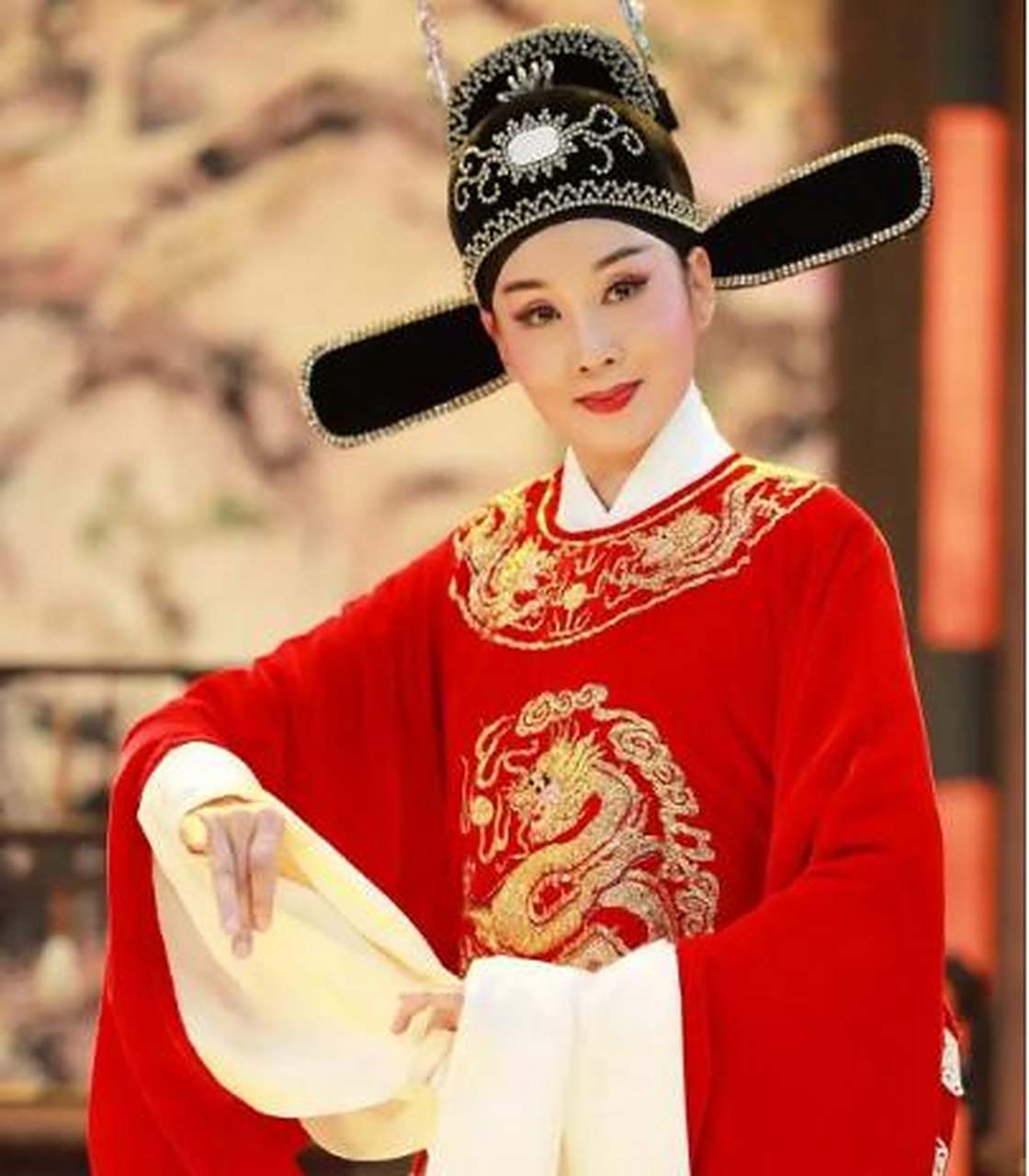 黄崇嘏从小在父亲的教导下读书识字 ,写得一手好诗文.